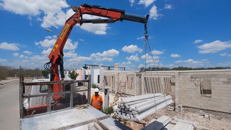Grúa cargando un paquete de vigas con estrobos de acero