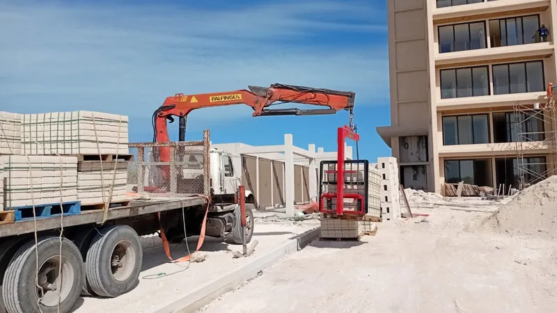 Portapallet colgado de la grúa con tarima de block